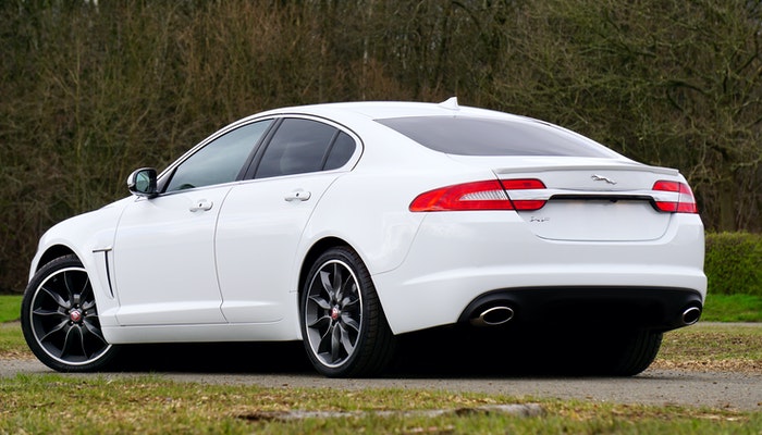 Mobil Sport Jaguar Putih