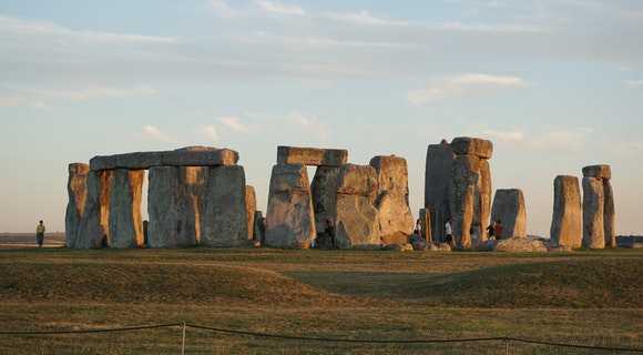 Menikmati Wisata Misterius Stonehenge
